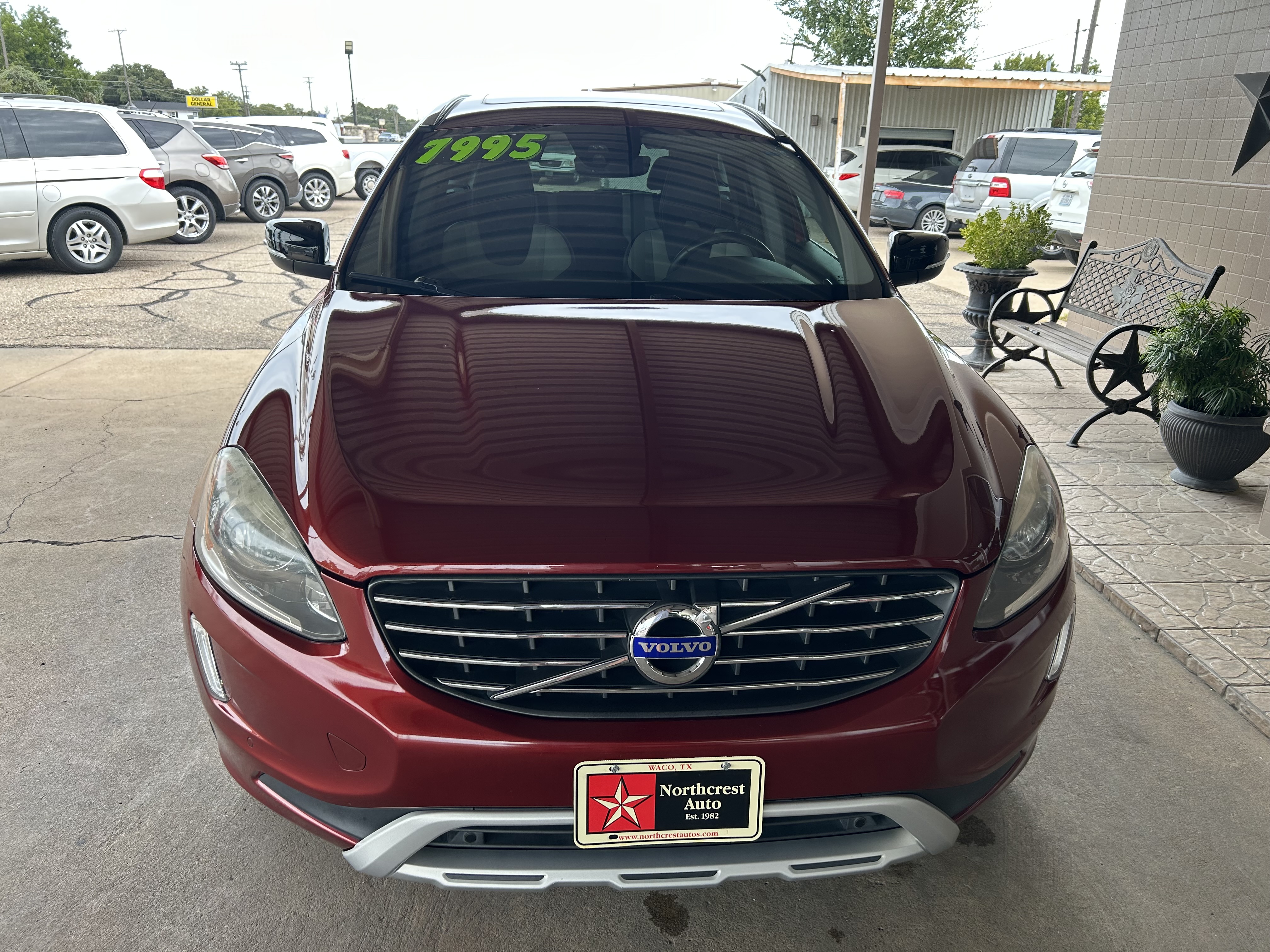 Used 2017 Volvo XC60 FWD T5 Dynamic image 2