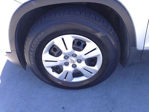 Used 2018 Chevrolet Trax LS image 29