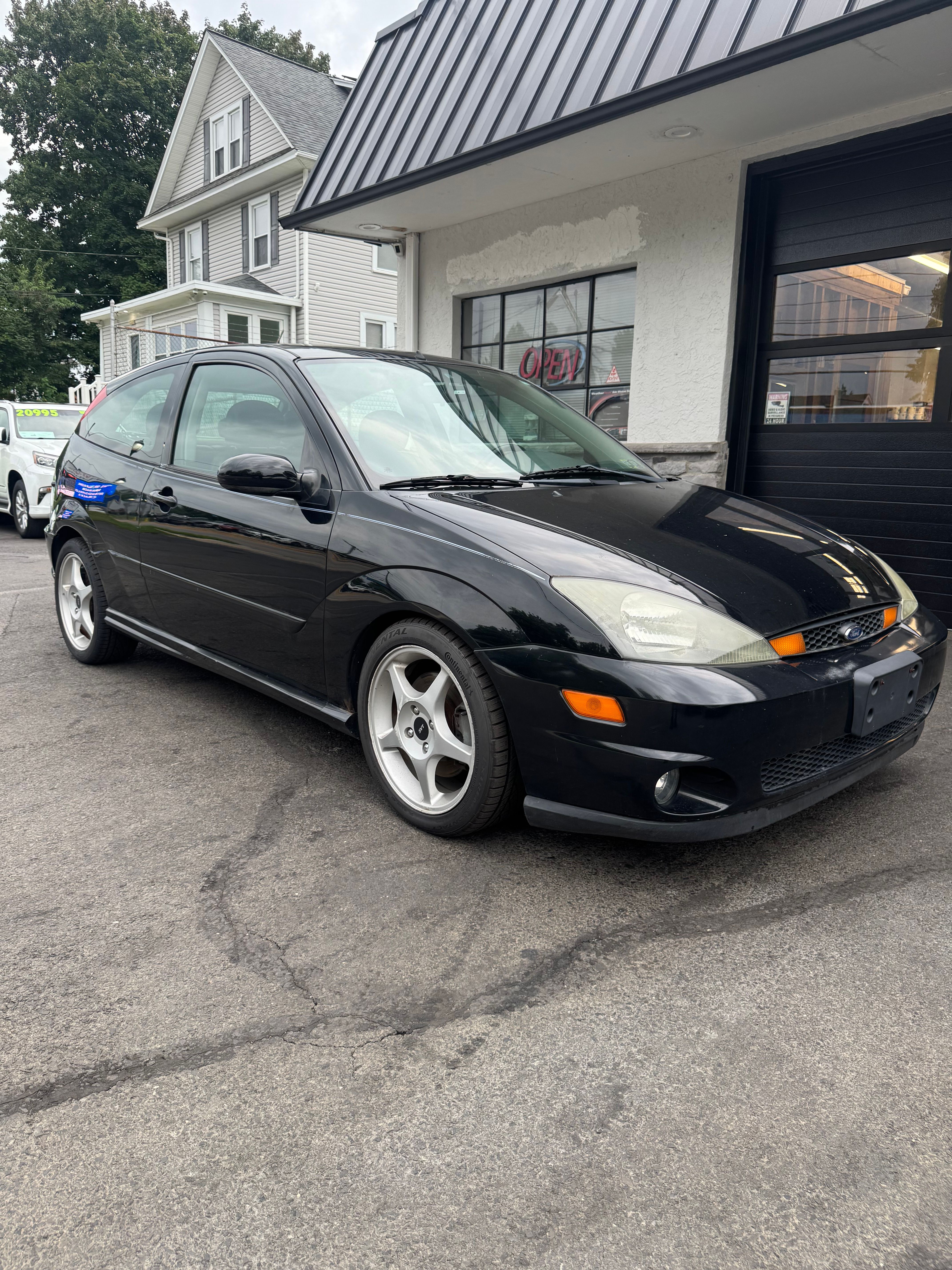 Used 2002 Ford Focus SVT 2-Door Hatchback FWD image 2