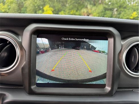 Used 2022 Jeep Wrangler Unlimited Sahara image 28