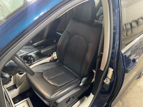 Used 2023 Chrysler Pacifica Touring-L FWD image 2