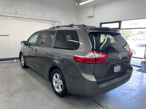 Used 2017 Toyota Sienna LE image 5