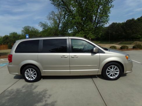 Used 2016 Dodge Grand Caravan SXT FWD image 6
