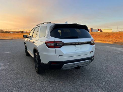 Used 2024 Honda Pilot TrailSport image 8