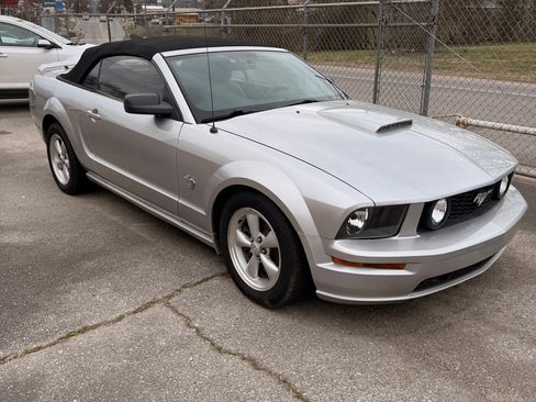 Used 2009 Ford Mustang GT image 2
