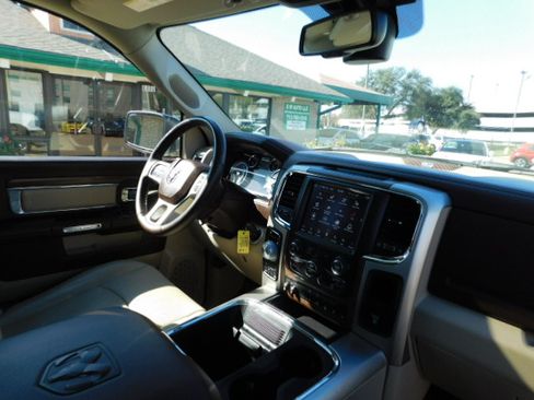 Used 2018 RAM 1500 Laramie image 30