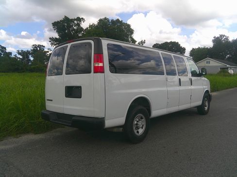Used 2018 Chevrolet Express 3500 LS Extended Passenger RWD image 4