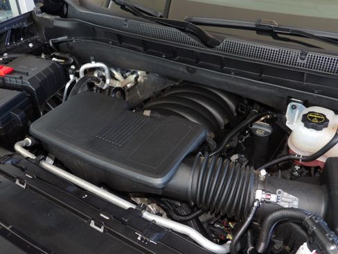 Used 2026 Chevrolet Suburban 4WD LT image 15