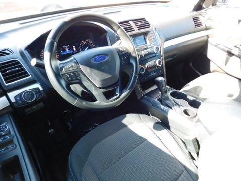 Used 2017 Ford Explorer XLT image 9
