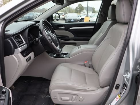 Used 2017 Toyota Highlander XLE image 13
