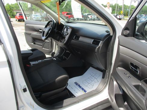 Used 2016 Mitsubishi Outlander 4WD ES image 23