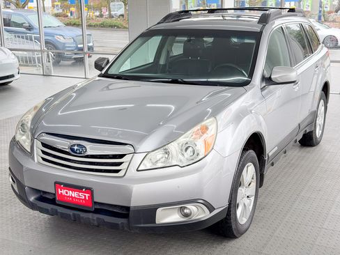Used 2010 Subaru Outback 2.5i Limited image 3
