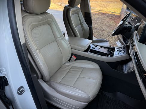 Used 2020 Lincoln Aviator Reserve image 29