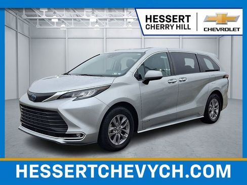 Used 2021 Toyota Sienna XLE image 1