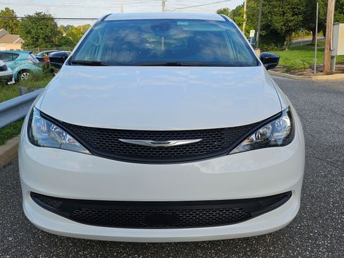 Used 2024 Chrysler Voyager LX image 2