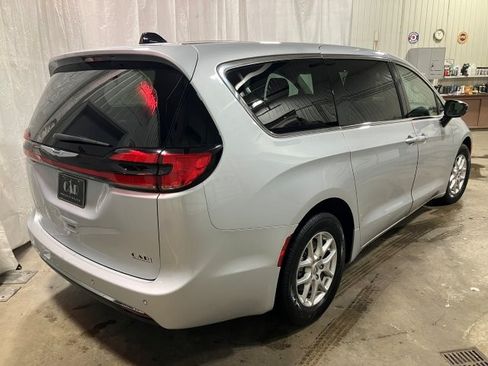 Used 2024 Chrysler Pacifica Touring-L image 29