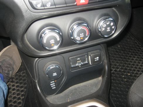 Used 2016 Jeep Renegade Latitude image 12