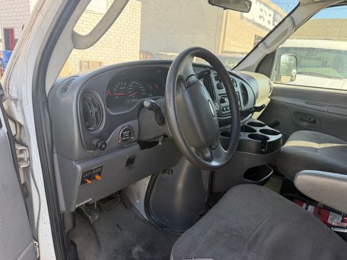Used 2006 Ford E-350 and Econoline 350 Super Duty Wagon RWD image 8