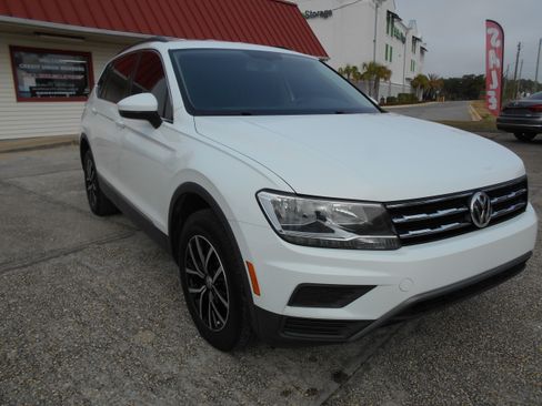 Used 2021 Volkswagen Tiguan SE image 3