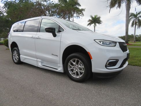 Used 2025 Chrysler Pacifica Select image 6