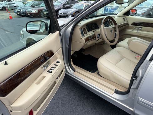 Used 2011 Mercury Grand Marquis LS w/ Premium Package RWD image 2