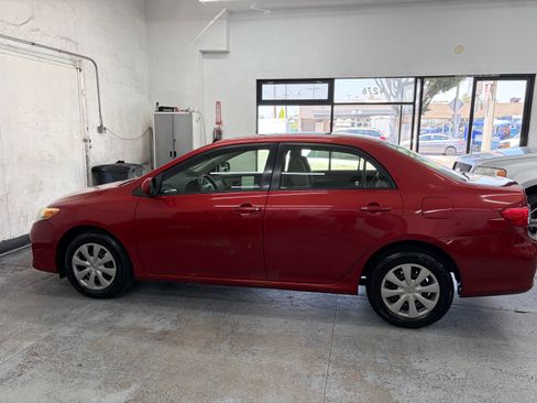 Used 2011 Toyota Corolla LE FWD image 3