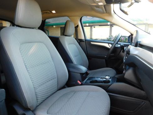Used 2020 Ford Escape SE image 25
