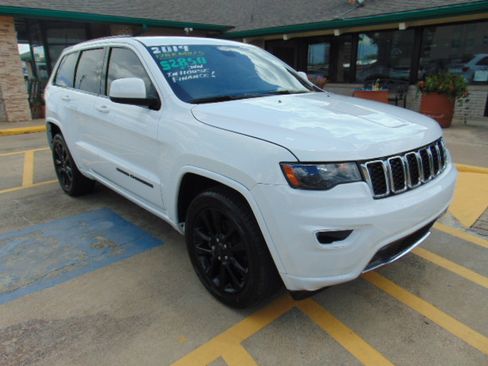 Used 2019 Jeep Grand Cherokee Altitude image 1