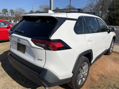 Used 2020 Toyota RAV4 XLE Premium image 17