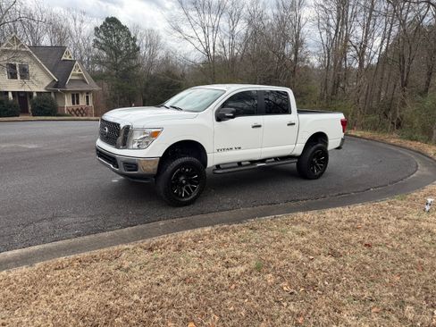 Used 2018 Nissan Titan SV image 3
