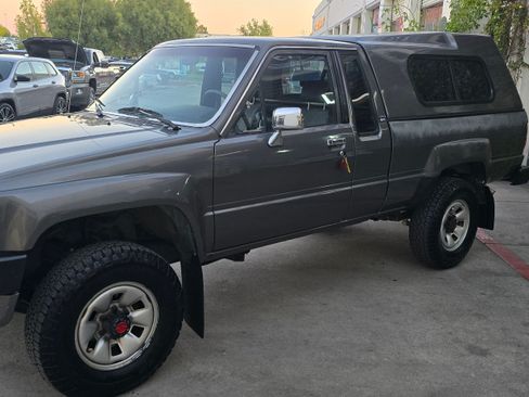 Used 1988 Toyota Pickup Deluxe image 32