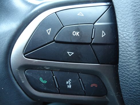 Used 2019 Jeep Cherokee Latitude Plus image 17