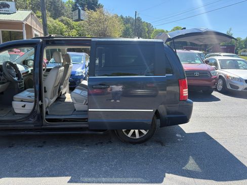 Used 2009 Chrysler Town & Country Touring image 9