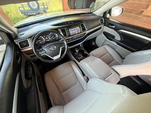 Used 2017 Toyota Highlander AWD V6 image 18
