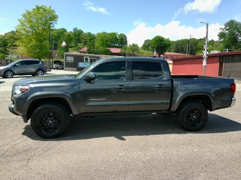 Used 2019 Toyota Tacoma 4x4 Double Cab SR5 image 2