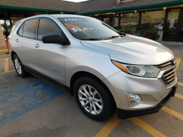Used 2019 Chevrolet Equinox FWD LS image 2