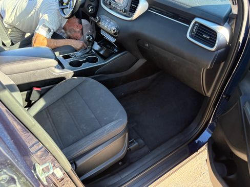 Used 2016 Kia Sorento LX image 10