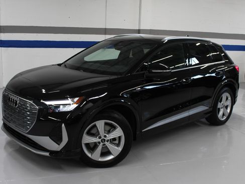 Used 2025 Audi Q4 e-tron Premium image 3