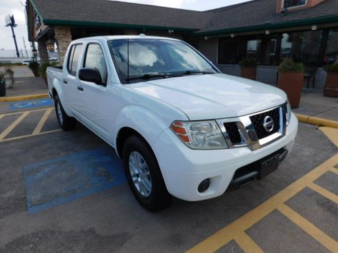Used 2018 Nissan Frontier 2WD Crew Cab image 2