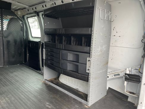 Used 2011 Chevrolet Express 2500 image 9