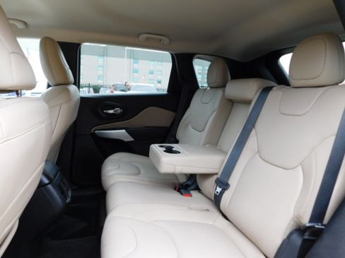 Used 2018 Jeep Cherokee FWD Limited image 22