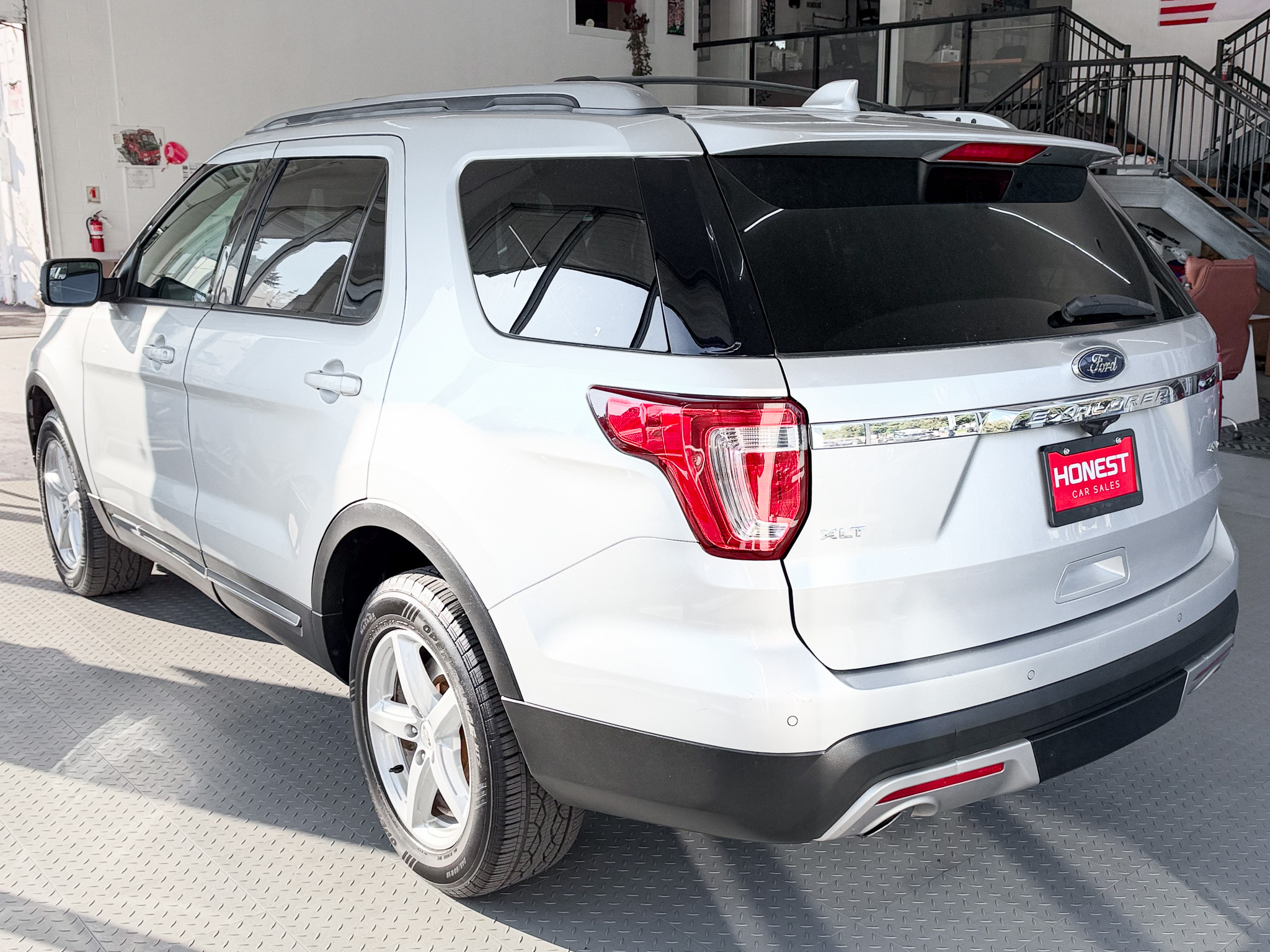 Used 2017 Ford Explorer 4WD XLT image 6