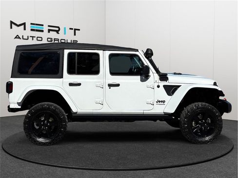 Used 2021 Jeep Wrangler Unlimited Sahara w/ Altitude image 10