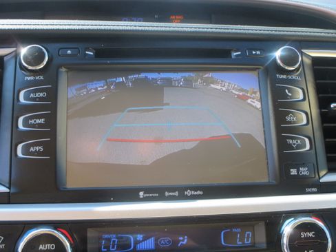 Used 2019 Toyota Highlander XLE image 8