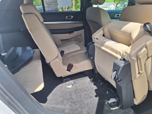 Used 2016 Ford Explorer image 18