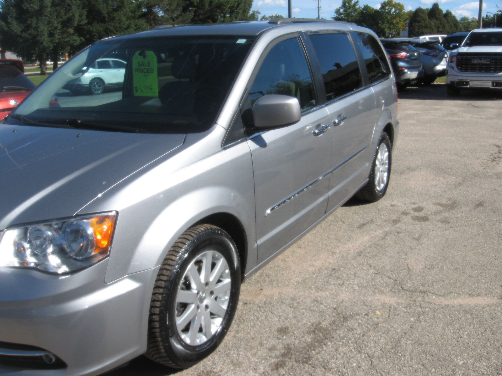 Used 2016 Chrysler Town & Country Touring FWD image 1