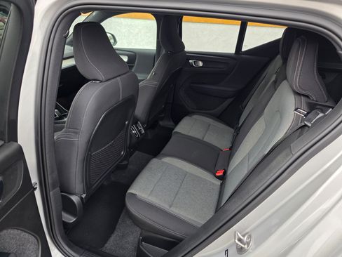 Used 2024 Volvo XC40 B5 Core image 8