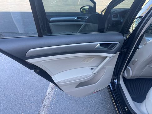 Used 2015 Volkswagen Golf TDI S image 11