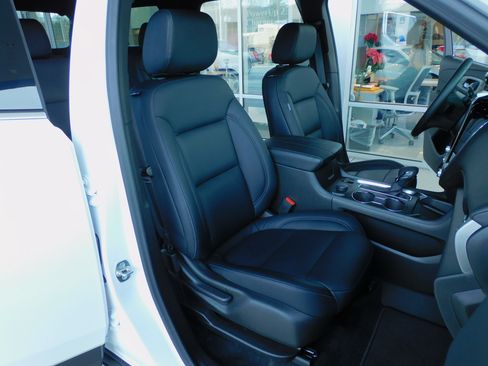 Used 2023 Chevrolet Traverse LT image 24