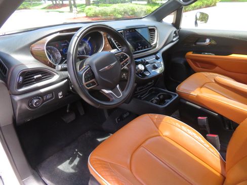 Used 2022 Chrysler Pacifica Pinnacle FWD image 6